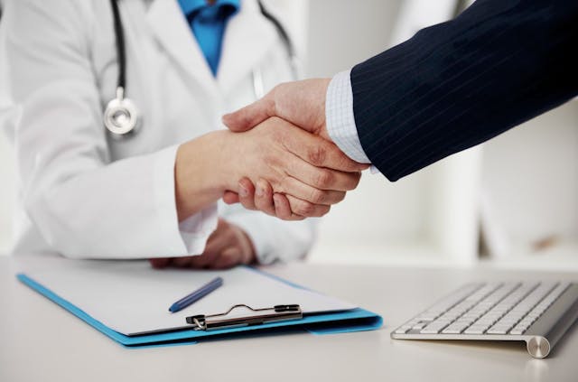 doctor shaking hands with business partner: © Stasique - stock.adobe.com