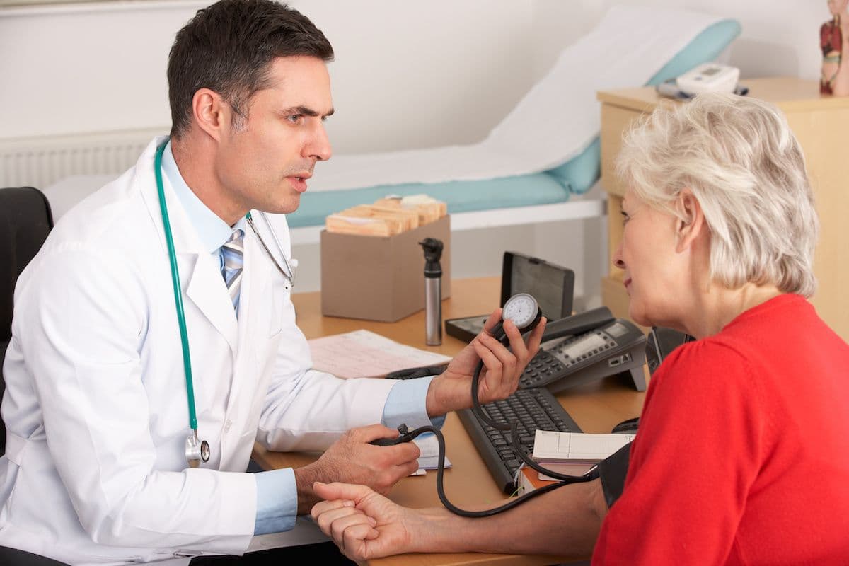 American doctor taking senior woman bp: © Monkey Business - stock.adobe.com