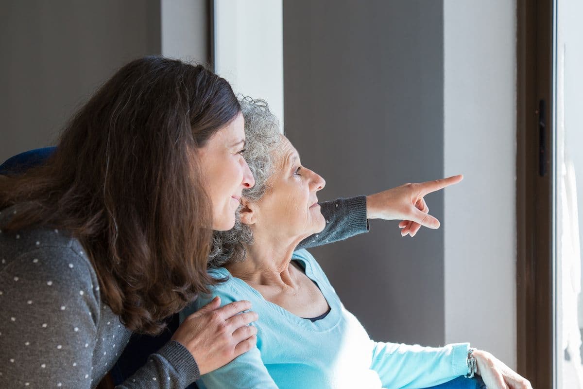 adult daughter visiting elderly mother: © Mangostar - stock.adobe.com