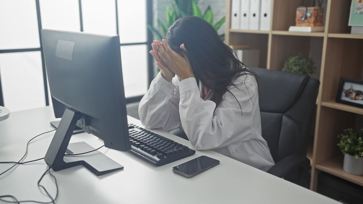 physician burnout with computer: © Krakenimages.com - stock.adobe.com