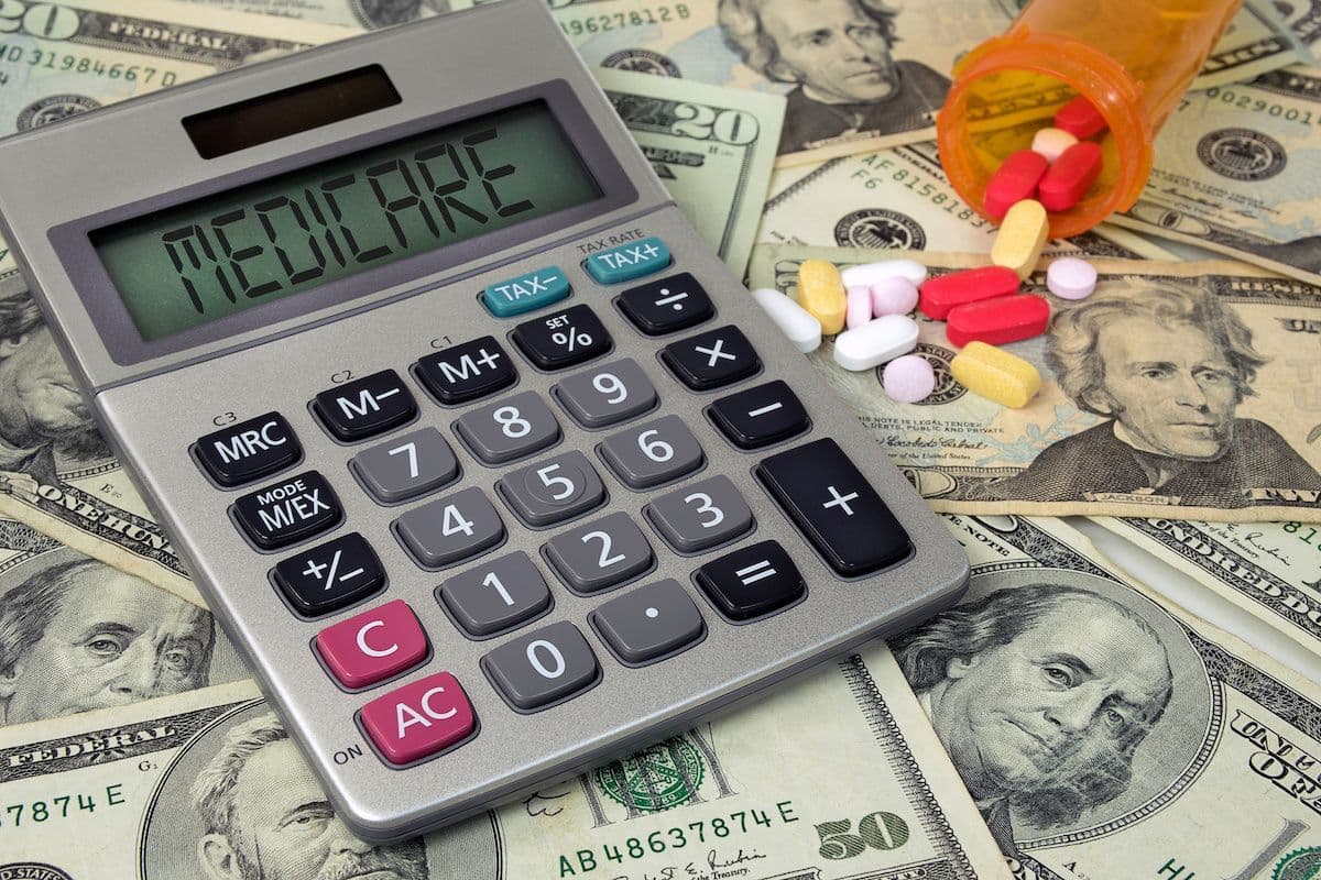 medicare calculator bills money pills: © driftwood - stock.adobe.com