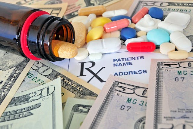 Prescription pills with money: © Soru Epotok - stock.adobe.com
