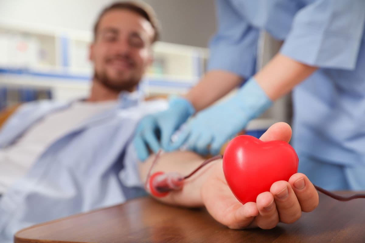 young man blood donation heart: © New Africa - stock.adobe.com