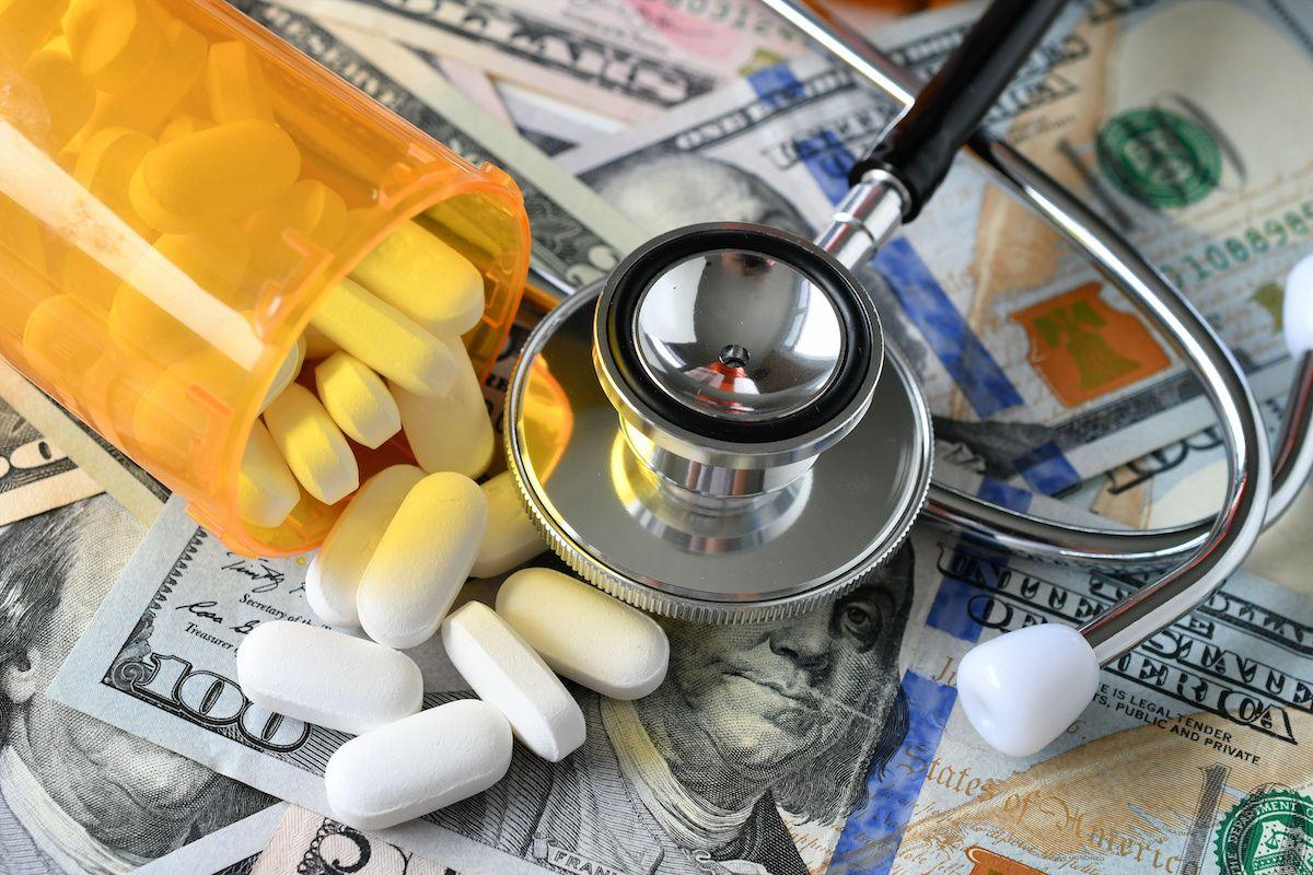 stethoscope pills money © MargJohnsonVA - stock.adobe.com