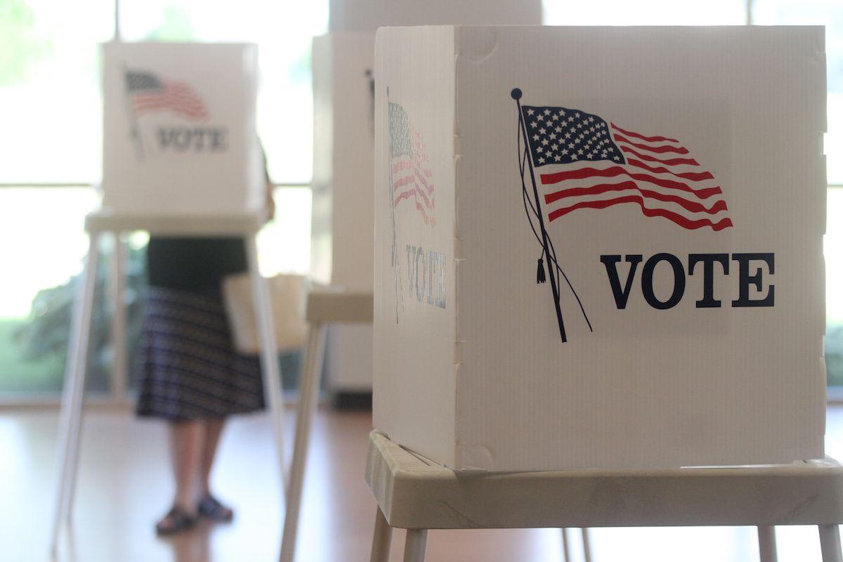 voting booths ready for use: © Michael Rolands - stock.adobe.com