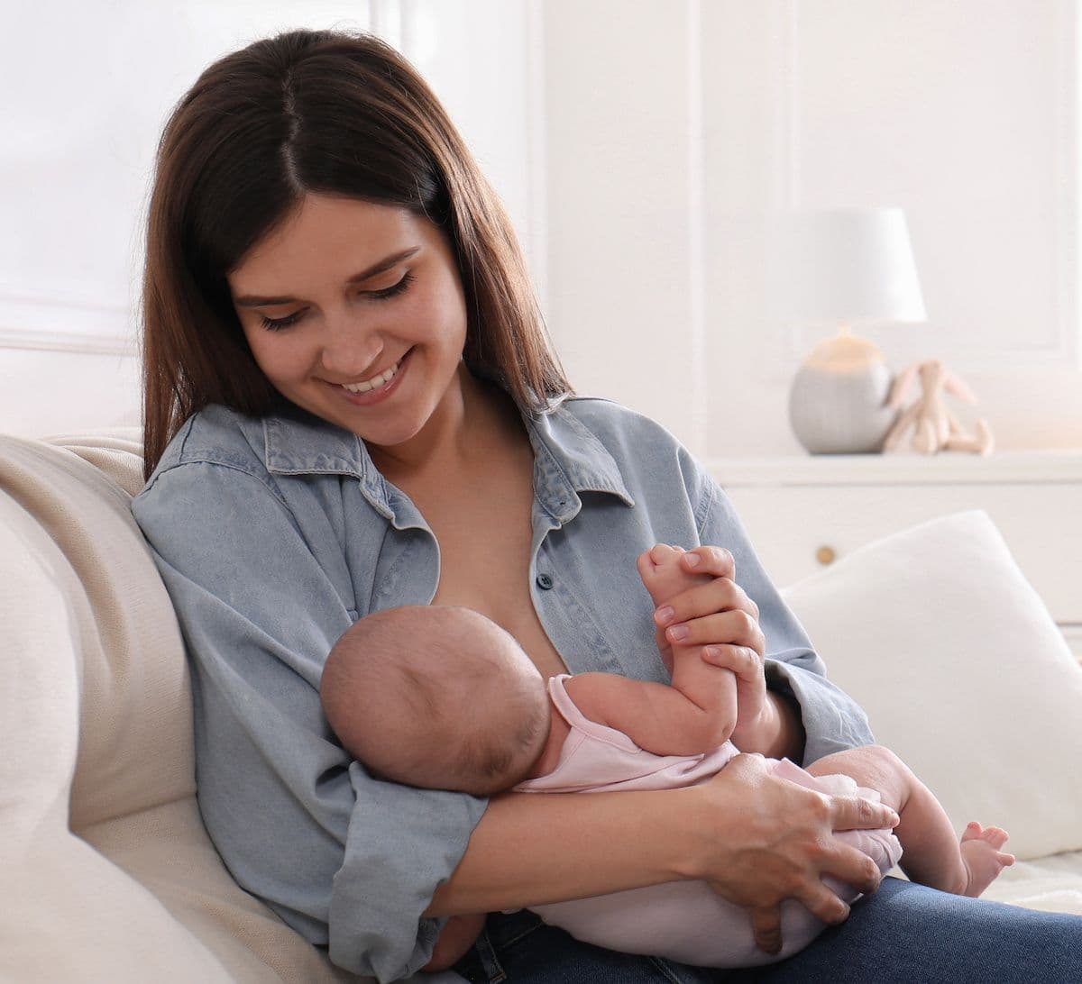 woman breastfeeding baby: © New Africa - stock.adobe.com