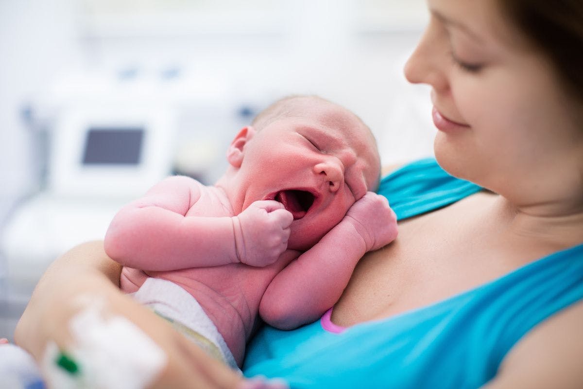 young mother give birth to baby: © famveldman - stock.adobe.com