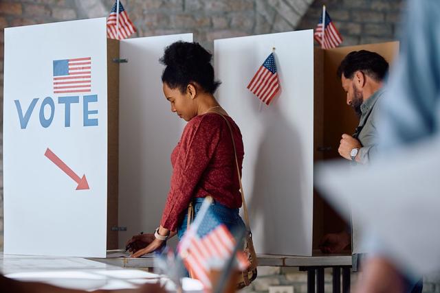 woman voting at election booth  © Drazen - stock.adobe.com